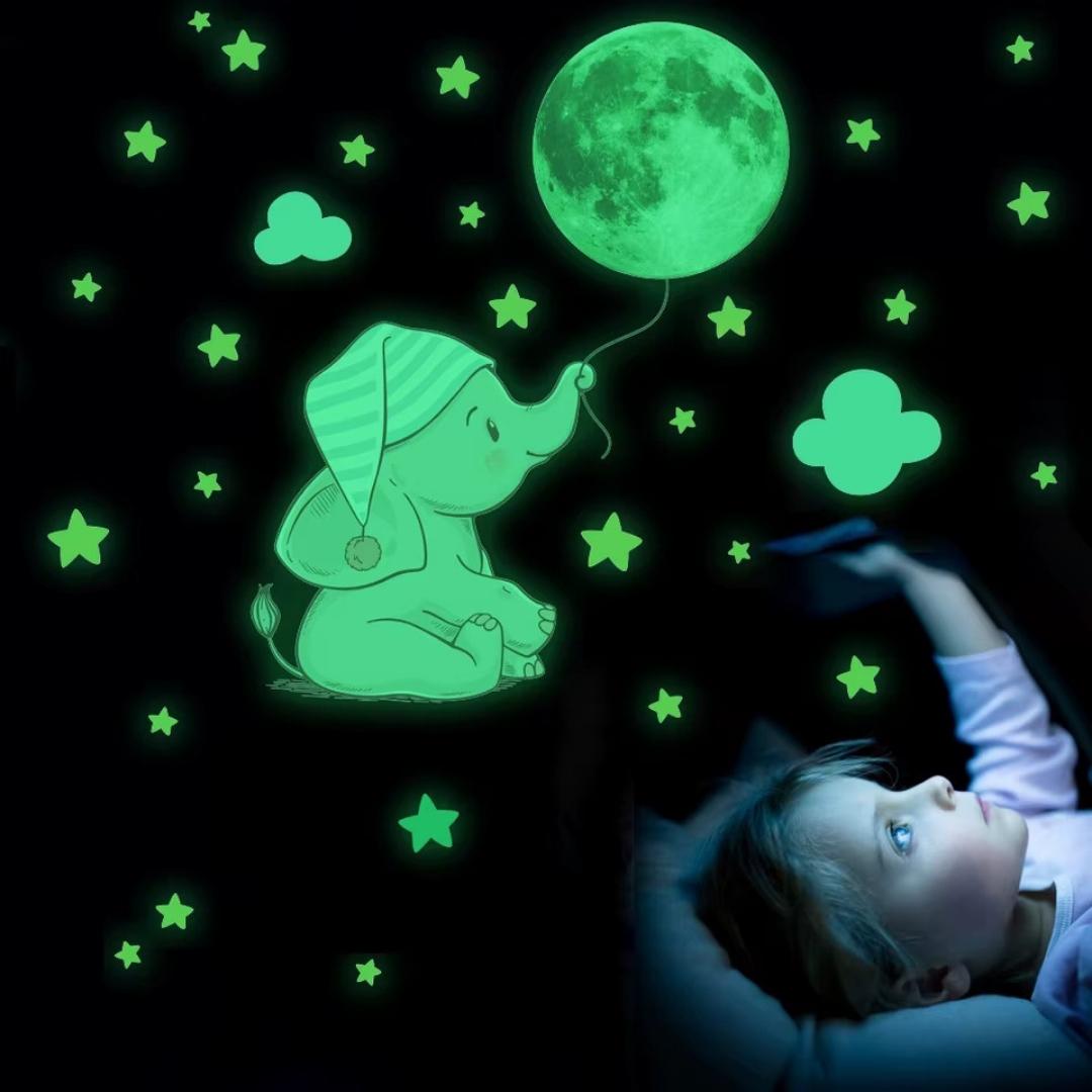 Stickers Muraux Lumineux pour Enfants – L’Éléphant Rêveur & Son Ciel Étoilé